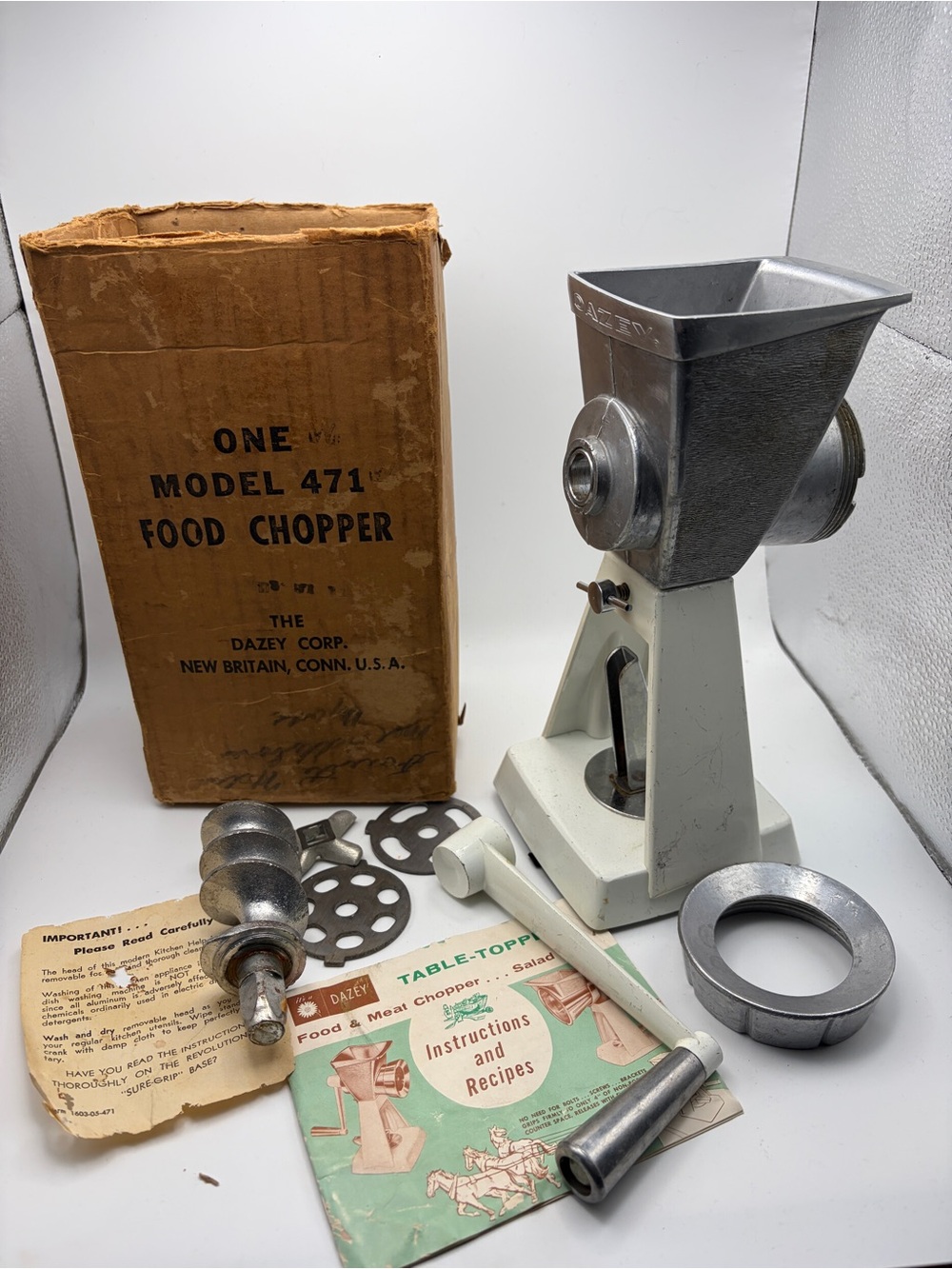 Vintage Dazey Manual Meat/Food Grinder #471 with 3 Blades, Manual, Box